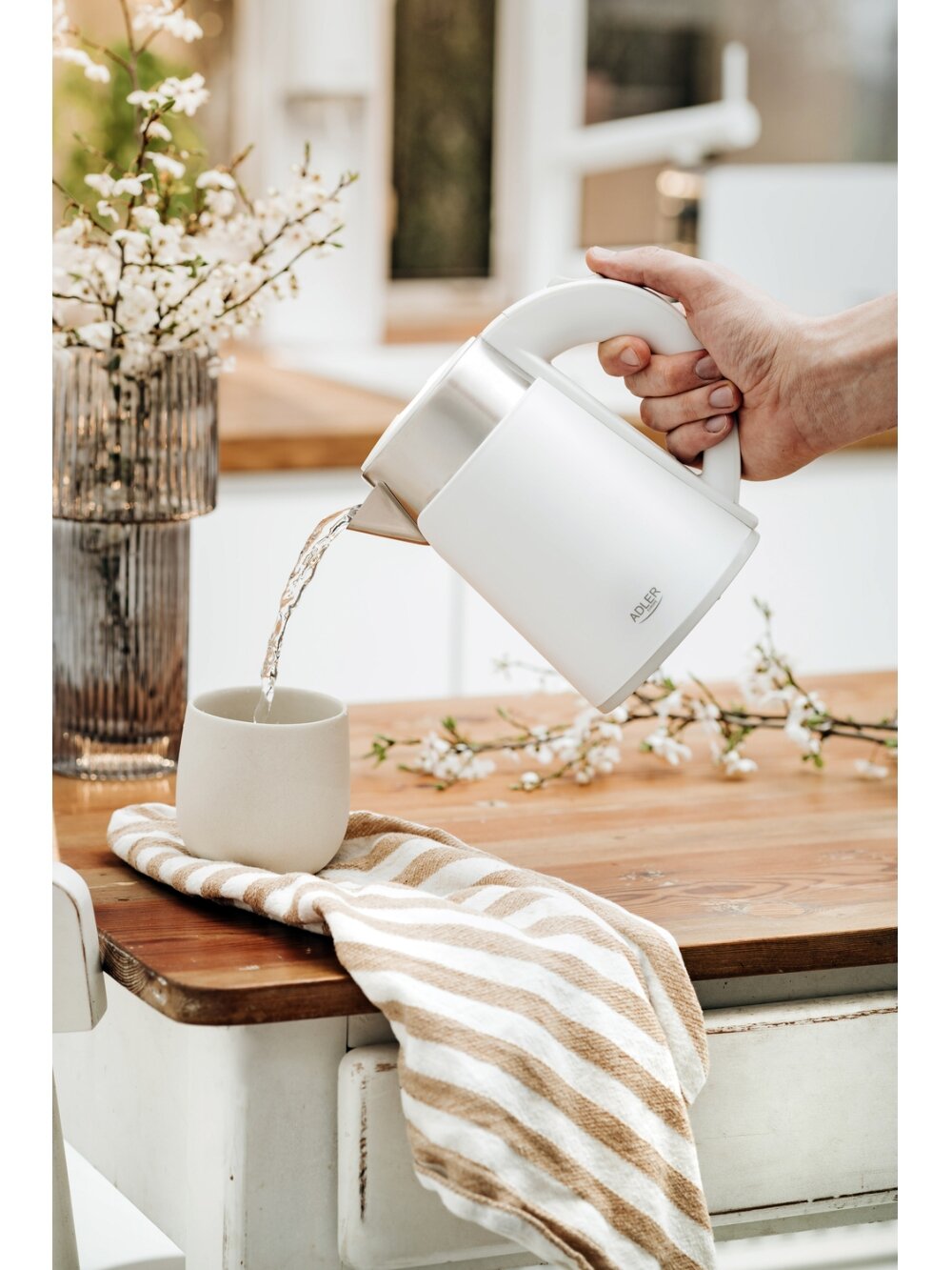 Adler | Kettle | AD 1372 | Electric | 800 W | 0.6 L | Plastic/Stainless steel | 360° rotational base | White 8 Adler | Kettle | AD 1372 | Electric | 800 W | 0.6 L | Plastic/Stainless steel | 360° rotational base | White 8