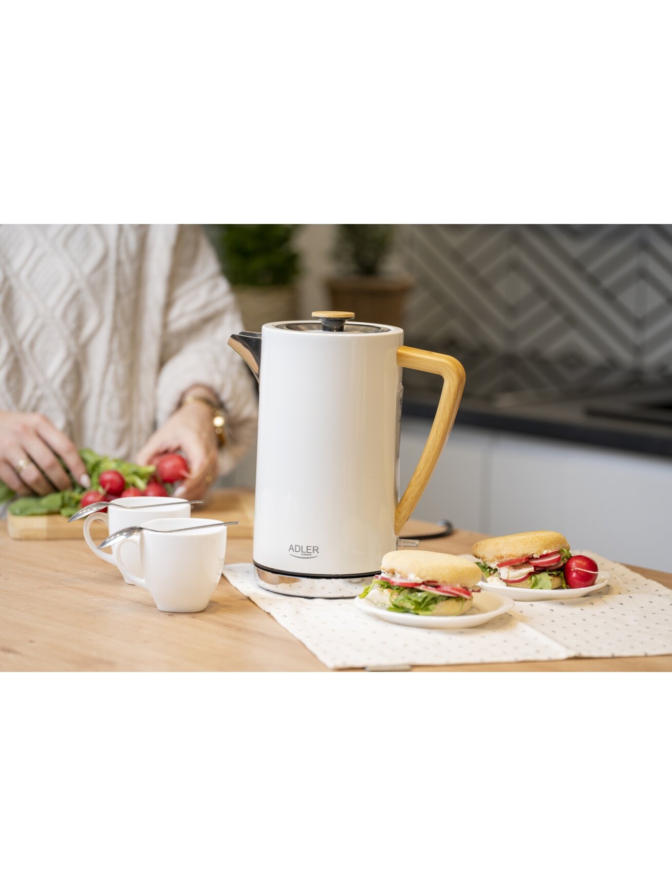 Adler | Kettle | AD 1347w | Electric | 2200 W | 1.5 L | Stainless steel | 360° rotational base | White 6