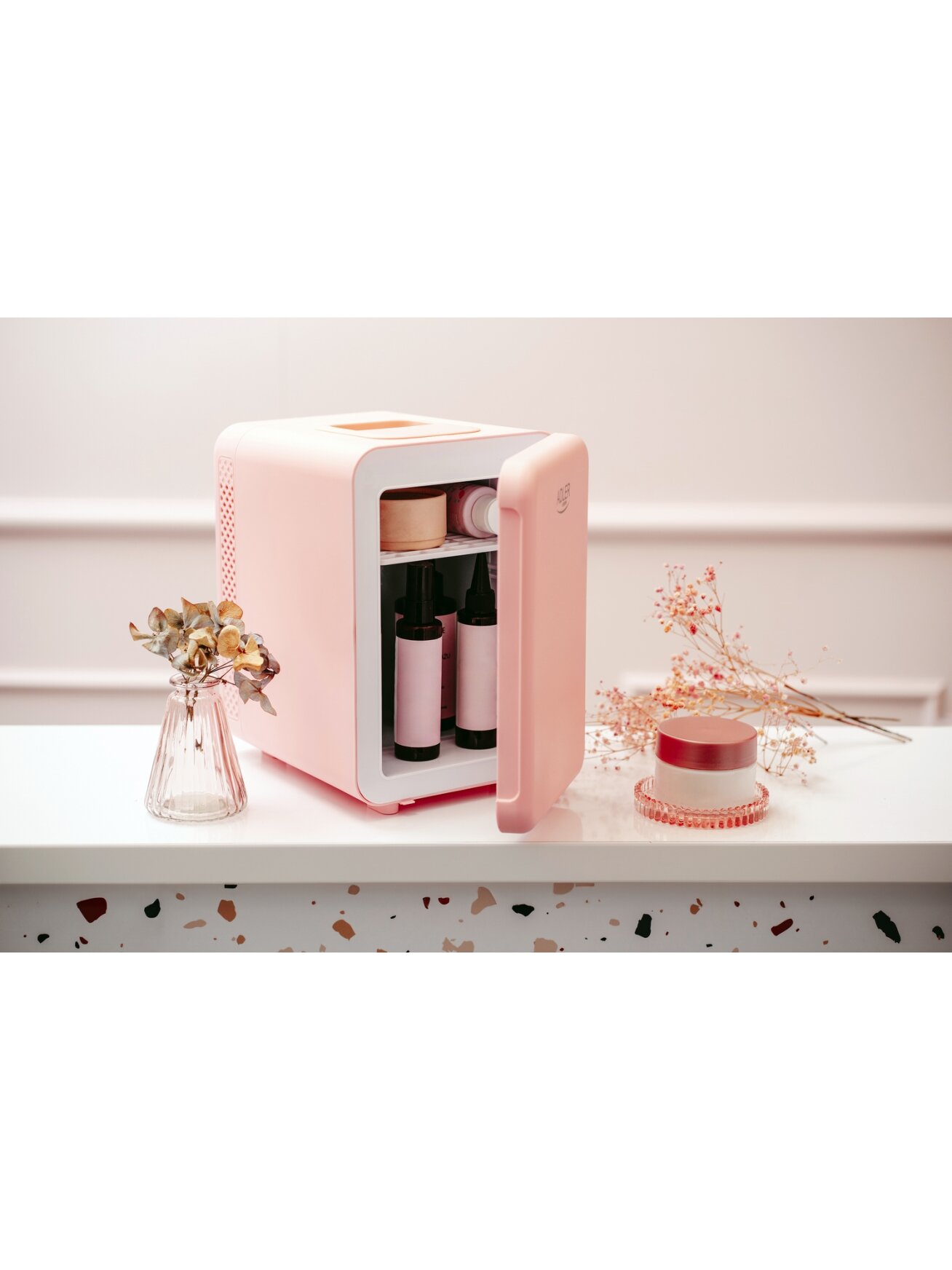 Adler | Mini Refrigerator | AD 8084 | Free standing | Larder | Height 27 cm | Fridge net capacity 4 L | Pink 9 Adler | Mini Refrigerator | AD 8084 | Free standing | Larder | Height 27 cm | Fridge net capacity 4 L | Pink 9
