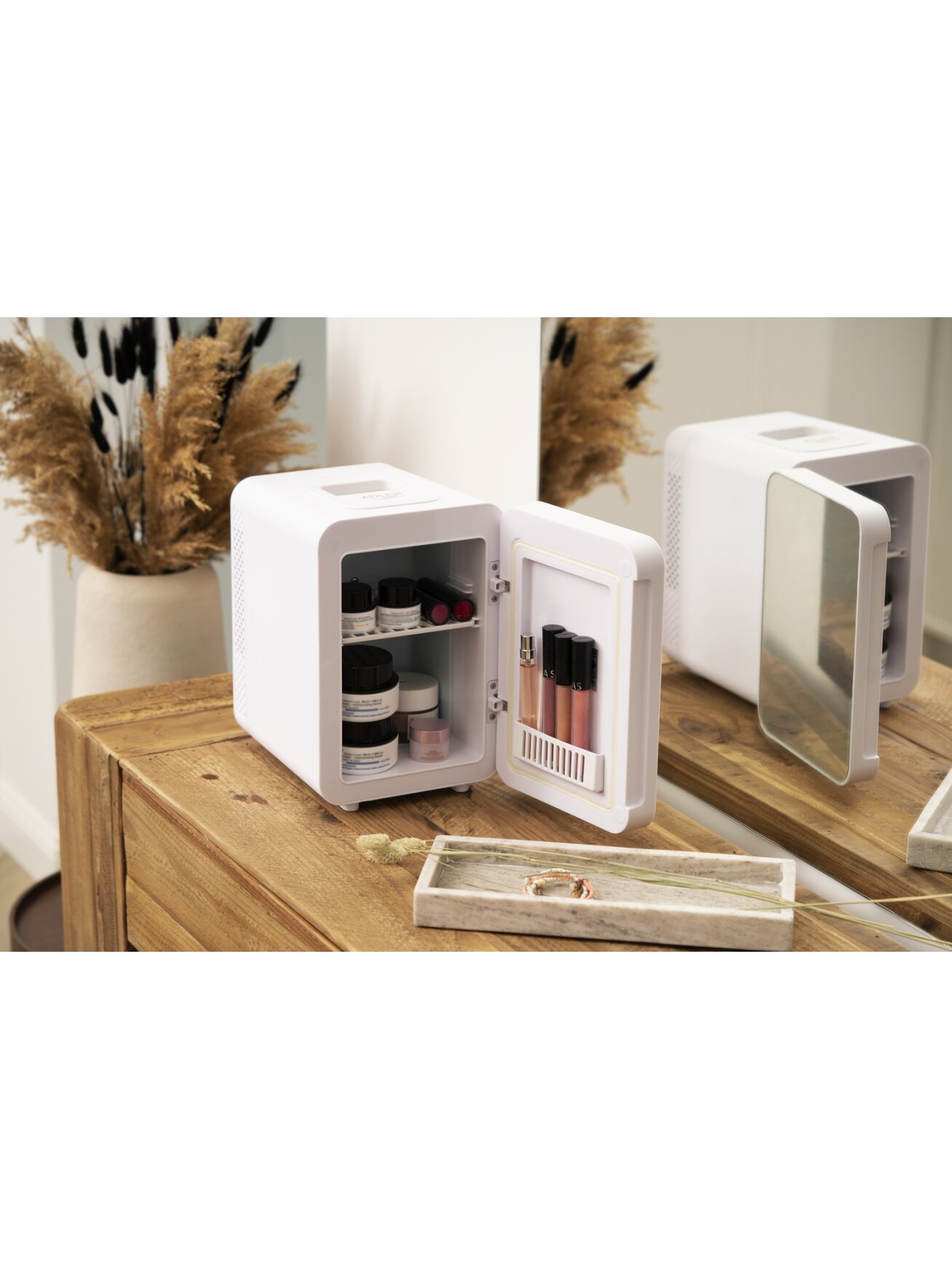 Adler | Mini refrigerator with mirror | AD 8085 | Free standing | Larder | Height 27 cm | Fridge net capacity 4 L | White 6 Adler | Mini refrigerator with mirror | AD 8085 | Free standing | Larder | Height 27 cm | Fridge net capacity 4 L | White 6