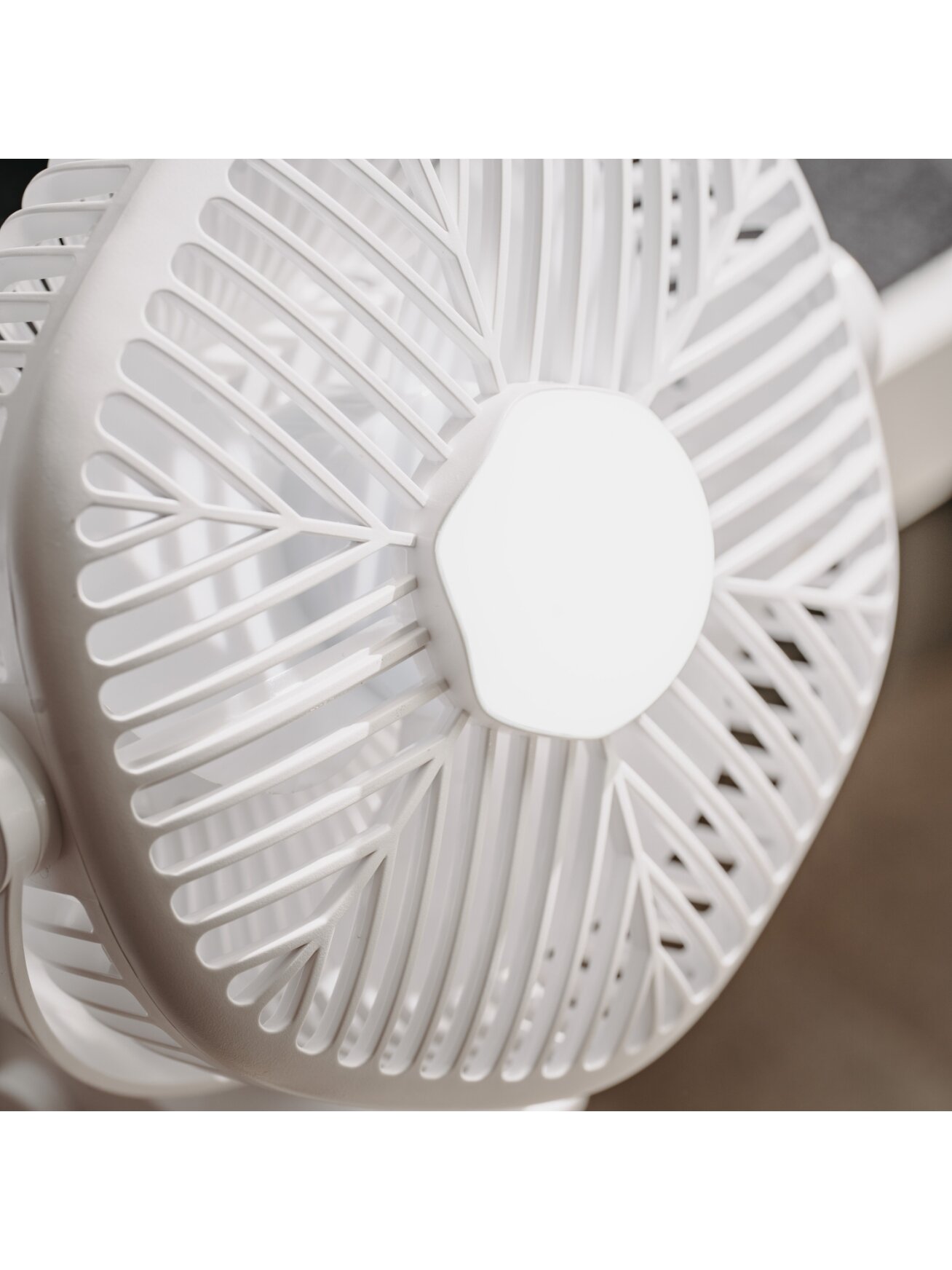 Adler Rechargeable fan with clip | AD 7335 | Table Fan | 6 W | Diameter 12.7 cm | Number of speeds 3 | Oscillation | White 11