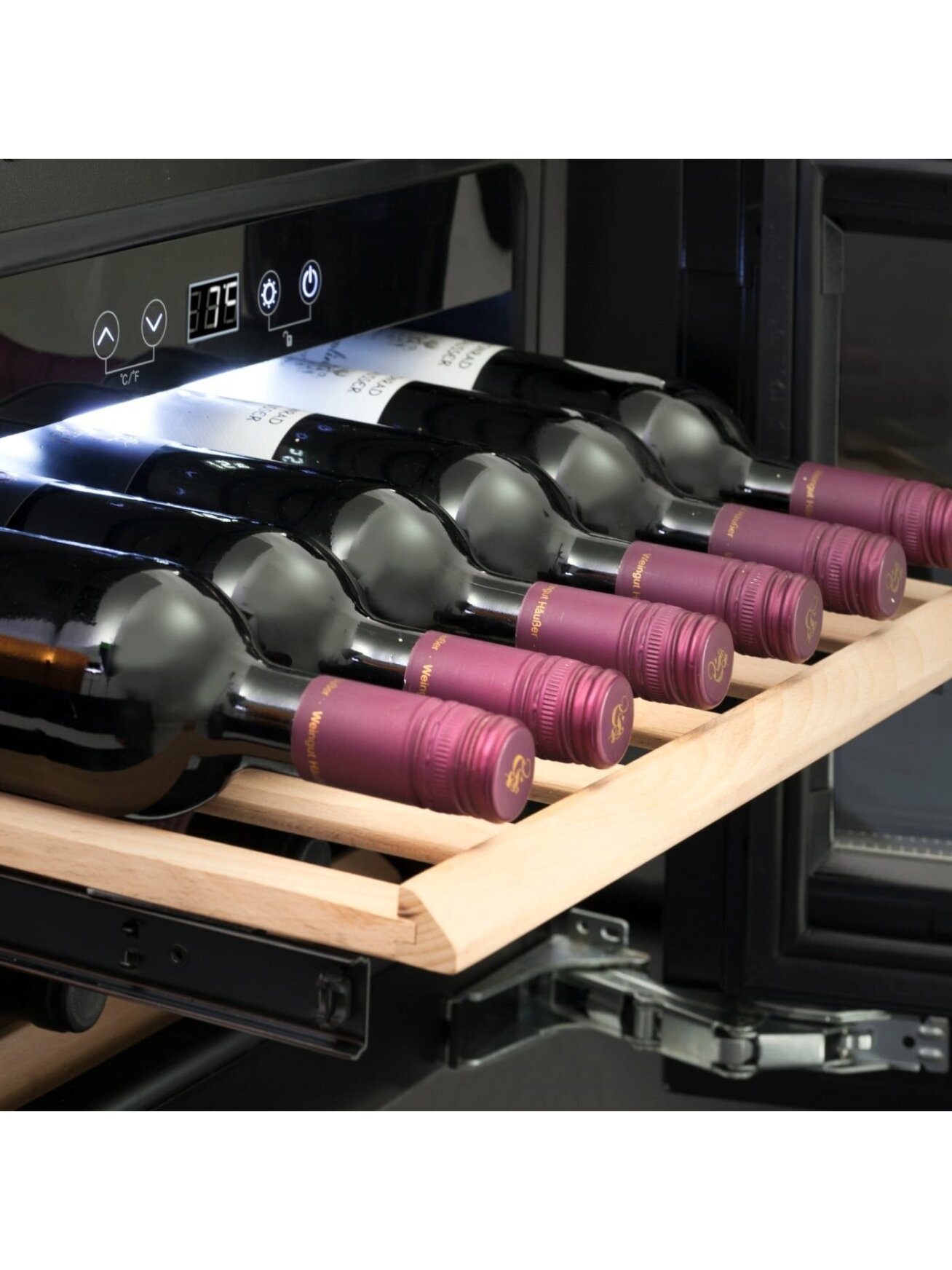 Caso | Wine Cooler | WineDeluxe E 18 | Energy efficiency class G | Built-in | Bottles capacity 18 bottles | Cooling type Compressor technology | Black 1