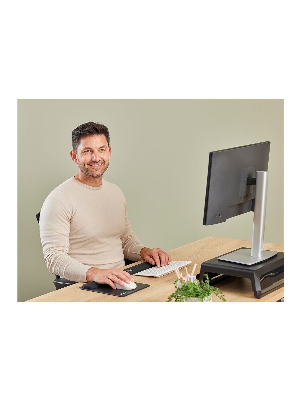 Fellowes | Breyta Compact Keyboard (TKL) Wrist Rest | Black 2 Fellowes | Breyta Compact Keyboard (TKL) Wrist Rest | Black 2