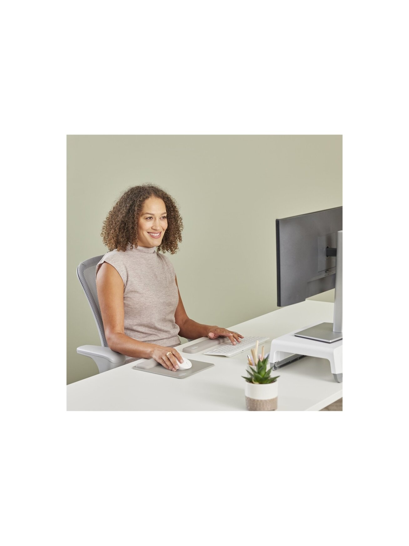 Fellowes | Breyta Compact Keyboard (TKL) Wrist Rest | Sand 3 Fellowes | Breyta Compact Keyboard (TKL) Wrist Rest | Sand 3