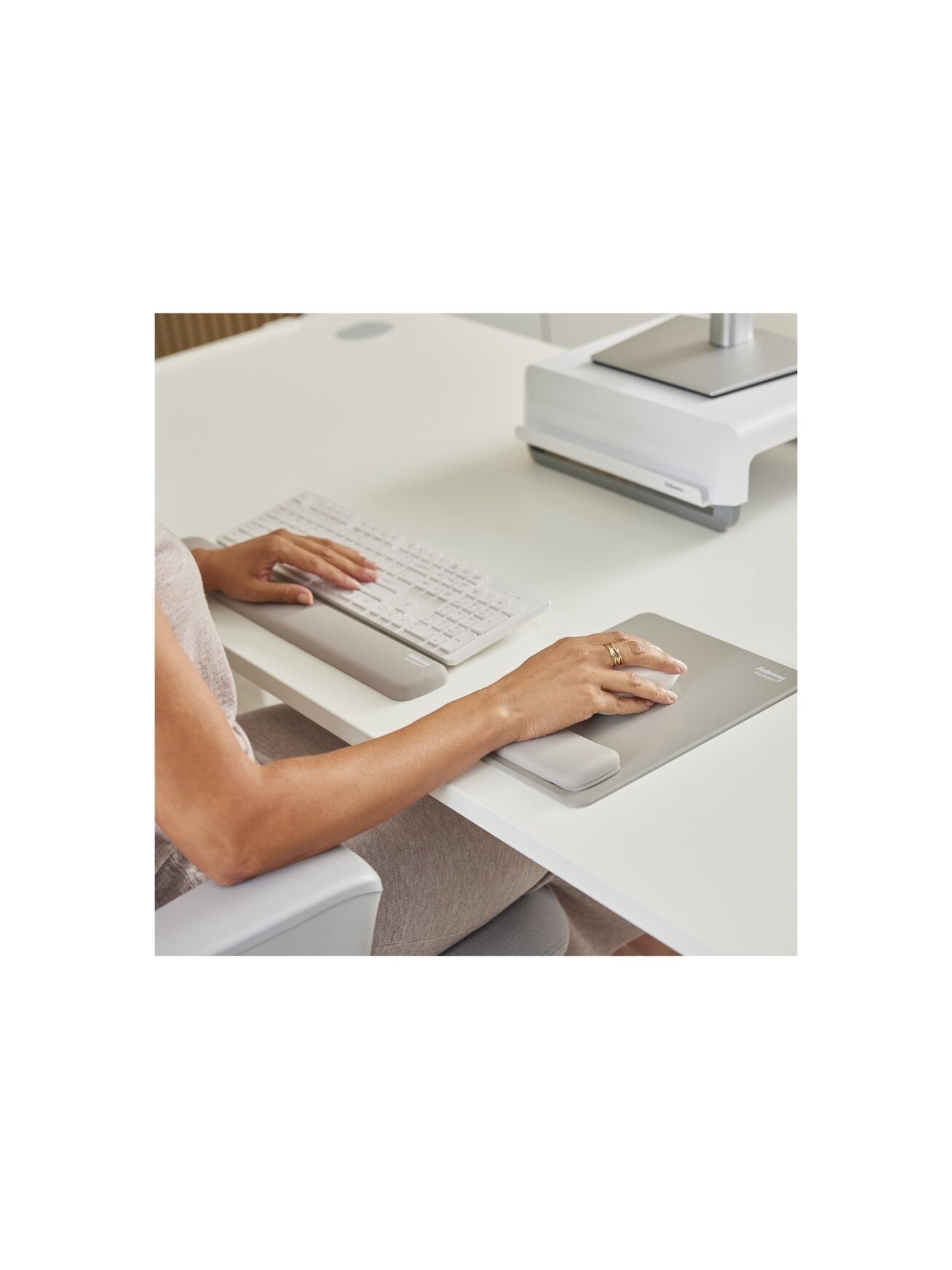 Fellowes | Breyta Keyboard Wrist Rest | Sand 5 Fellowes | Breyta Keyboard Wrist Rest | Sand 5