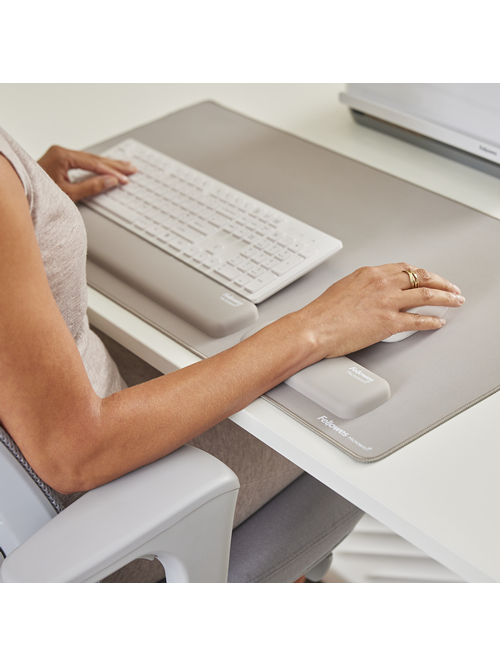 Fellowes | Breyta Palm Wrist Rest | Sand 3 Fellowes | Breyta Palm Wrist Rest | Sand 3