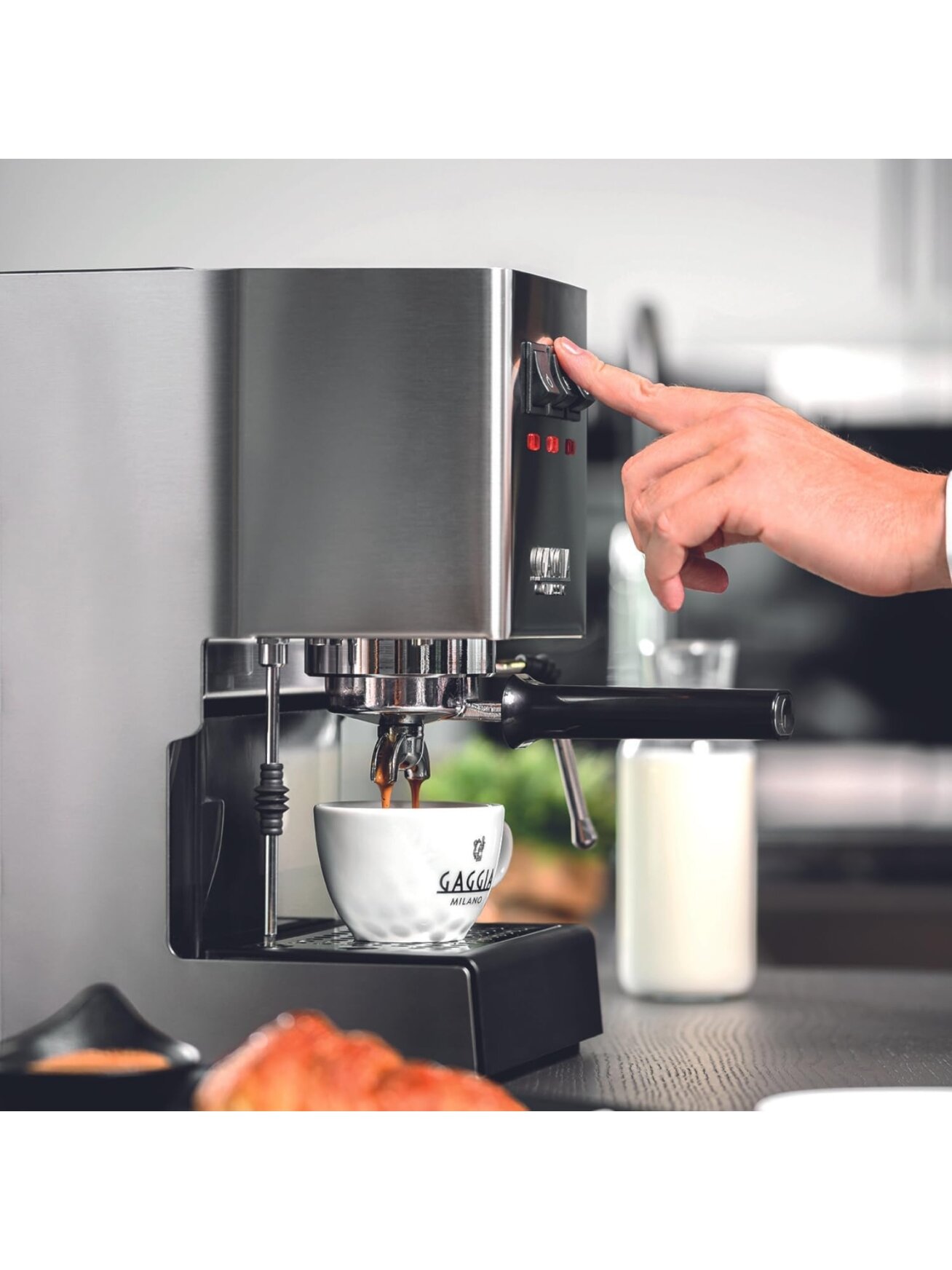 Gaggia | Coffee Maker | RI9481/11 Classic E24 | Pump pressure 15 bar | Built-in milk frother | Semi-automatic | Brushed Stainless Steel 4 Gaggia | Coffee Maker | RI9481/11 Classic E24 | Pump pressure 15 bar | Built-in milk frother | Semi-automatic | Brushed Stainless Steel 4