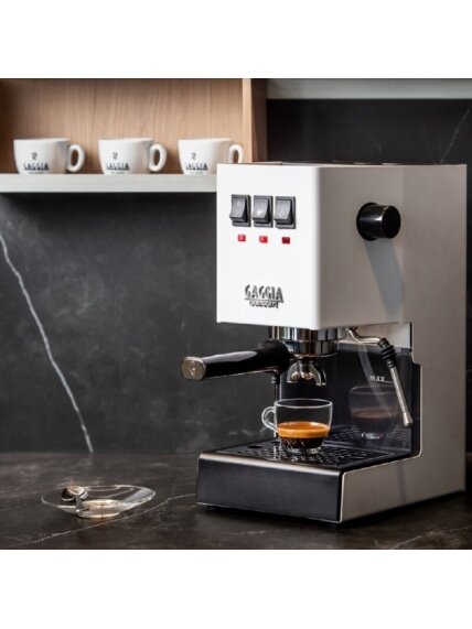 Gaggia | Coffee Maker | RI9481/13 Classic E24 | Pump pressure 15 bar | Built-in milk frother | Semi-automatic | Polar White 2 Gaggia | Coffee Maker | RI9481/13 Classic E24 | Pump pressure 15 bar | Built-in milk frother | Semi-automatic | Polar White 2