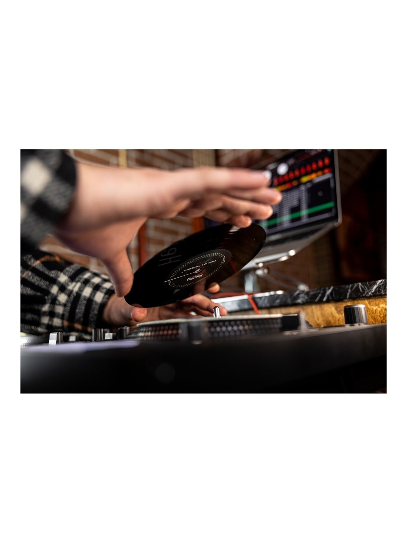 Hercules | DJControl Inpulse T7 | Speakers | USB connectivity 8 Hercules | DJControl Inpulse T7 | Speakers | USB connectivity 8