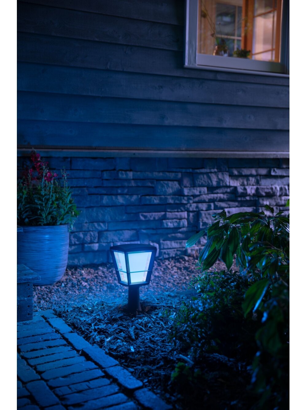 Philips Hue WCA Econic Outdoor Pedestal Lantern | 15 W | 2000-6500 Hue White Colour Ambiance 6 Philips Hue WCA Econic Outdoor Pedestal Lantern | 15 W | 2000-6500 Hue White Colour Ambiance 6