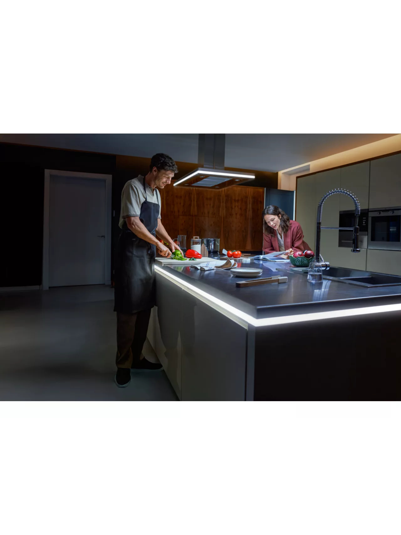 Philips Hue OmniGlow Lightstrip 3 m | 40 W | Bluetooth, Zigbee 5 Philips Hue OmniGlow Lightstrip 3 m | 40 W | Bluetooth, Zigbee 5