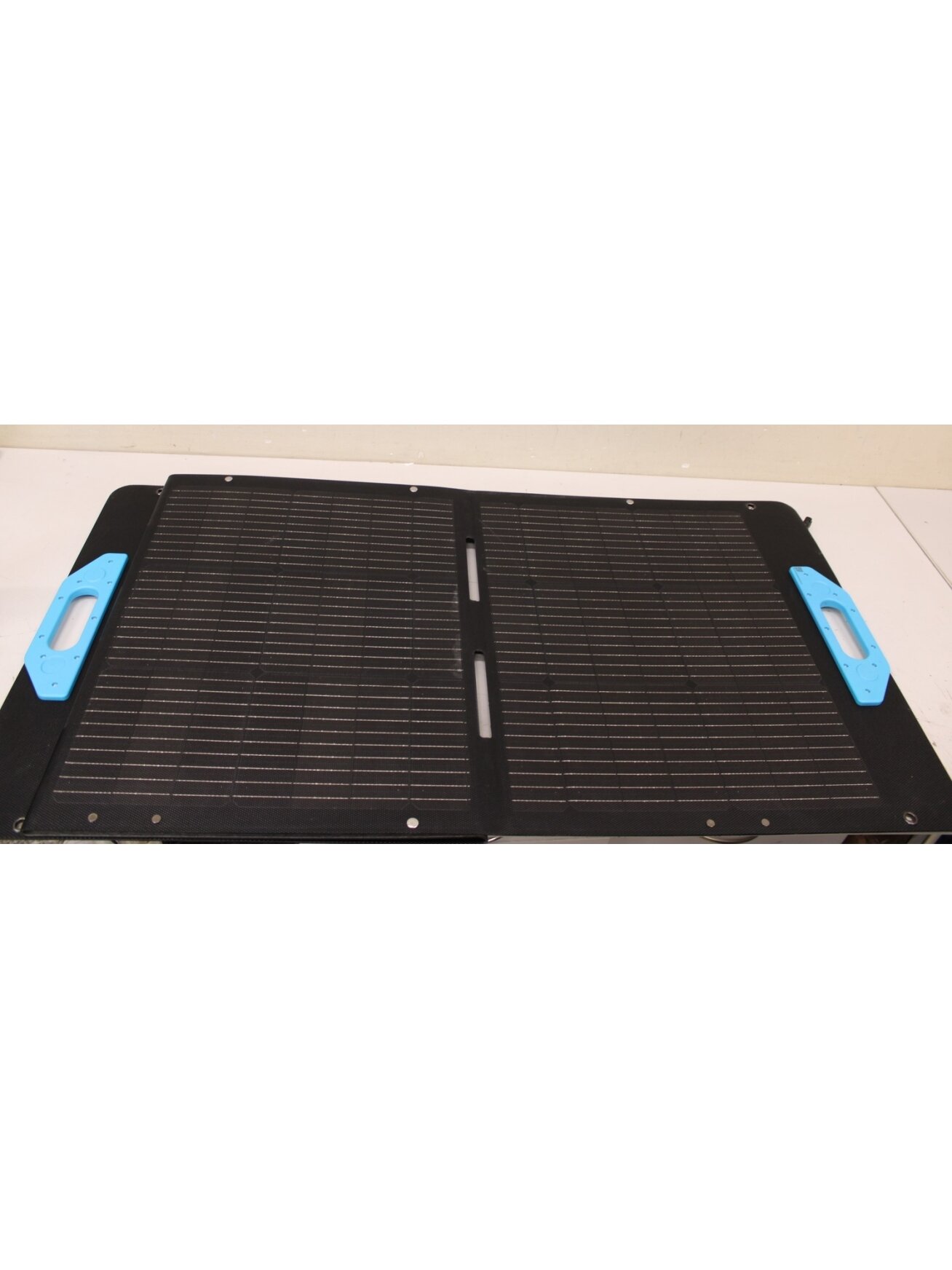 SALE OUT. Anker Solix | 200 W | SOLIX | Foldable Solar Panel | USED, SCRATCHES ON TOP 1 SALE OUT. Anker Solix | 200 W | SOLIX | Foldable Solar Panel | USED, SCRATCHES ON TOP 1