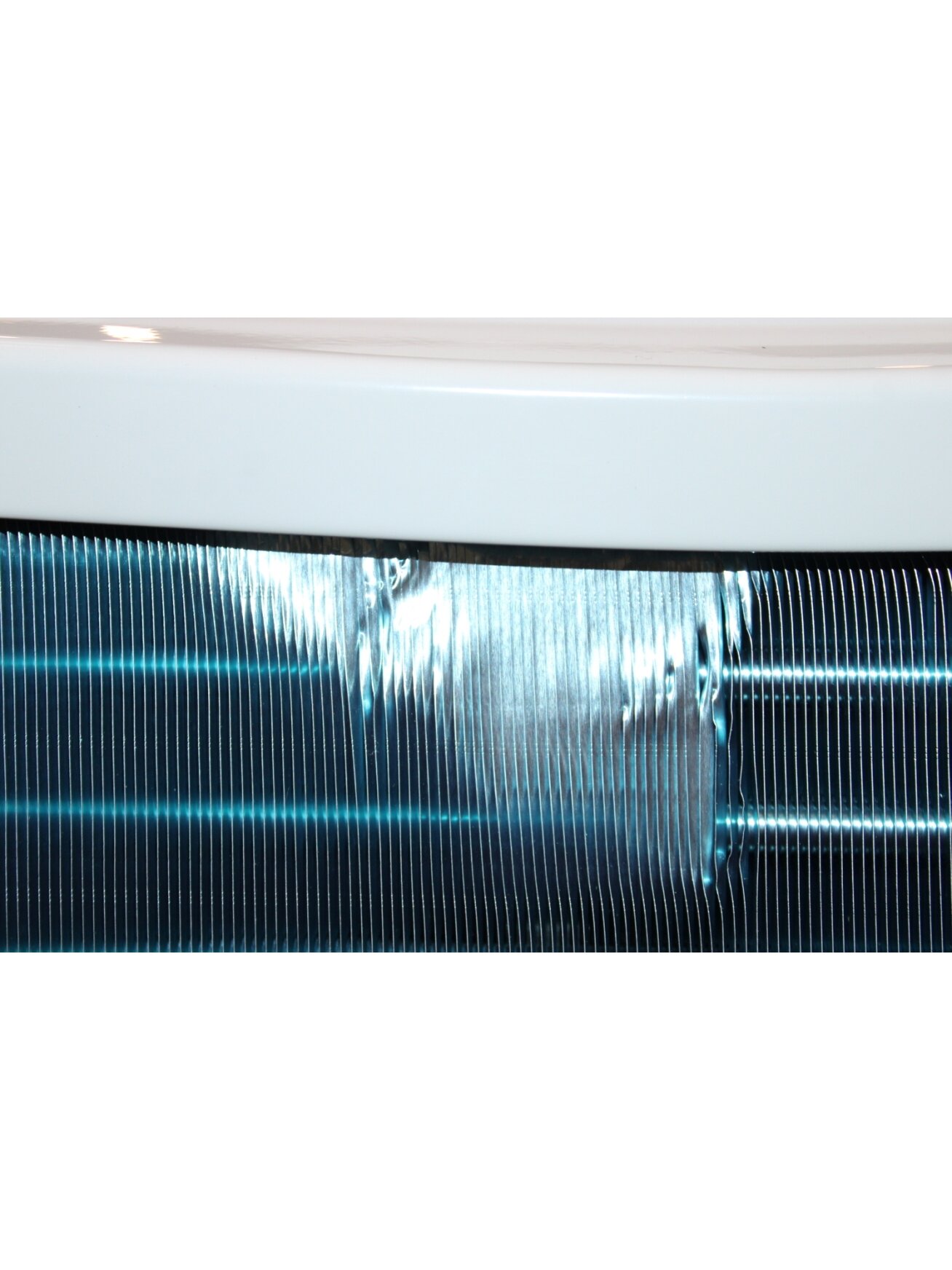 SALE OUT. Hisense Hi-Therma 4,4 kw heat pump Split type Outdoor unit | Hisense AHW-044HCDS1 | Hi-Therma 4.4 kw heat pump Split type Outdoor unit | DAMAGED PACKAGING, DENT ON TOP, BENT RADIATOR GRILLES 7