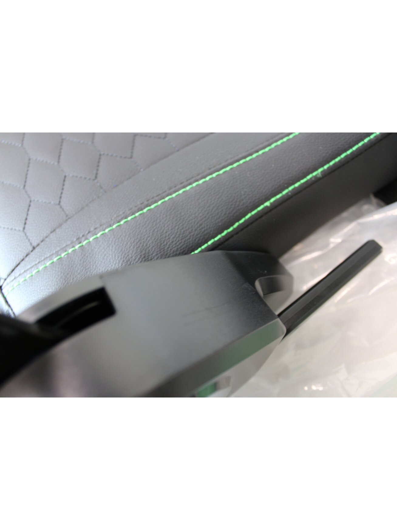 SALE OUT. | Razer Iskur V2 X NewGen | Gaming Chair | Black/Green | DAMAGED ITEM AND PACKAGING. ITEM SCRATCHED, DIRTY. MISSING: GLOVES | 36 month(s) 3 SALE OUT. | Razer Iskur V2 X NewGen | Gaming Chair | Black/Green | DAMAGED ITEM AND PACKAGING. ITEM SCRATCHED, DIRTY. MISSING: GLOVES | 36 month(s) 3