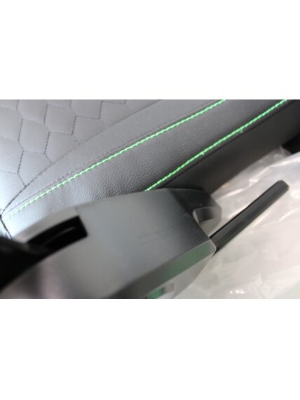 SALE OUT. | Razer Iskur V2 X NewGen | Gaming Chair | Black/Green | DAMAGED ITEM AND PACKAGING. ITEM SCRATCHED, DIRTY. MISSING: GLOVES | 36 month(s) 3
