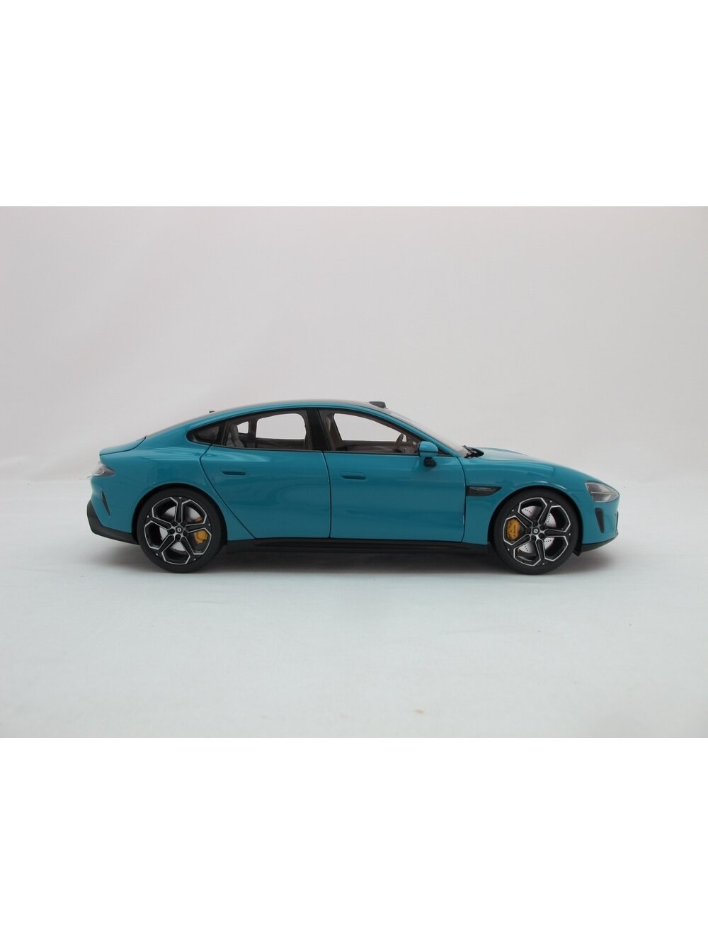 Xiaomi SU7 1:18 Die-cast Model Car | Aqua Blue | Zinc alloy, ABS, SAN and PVC 3